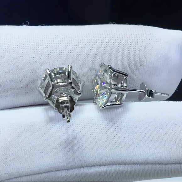 S925 Sterling Silver 1 carat Moissanite Stud Earrings - Picture 3 of 5